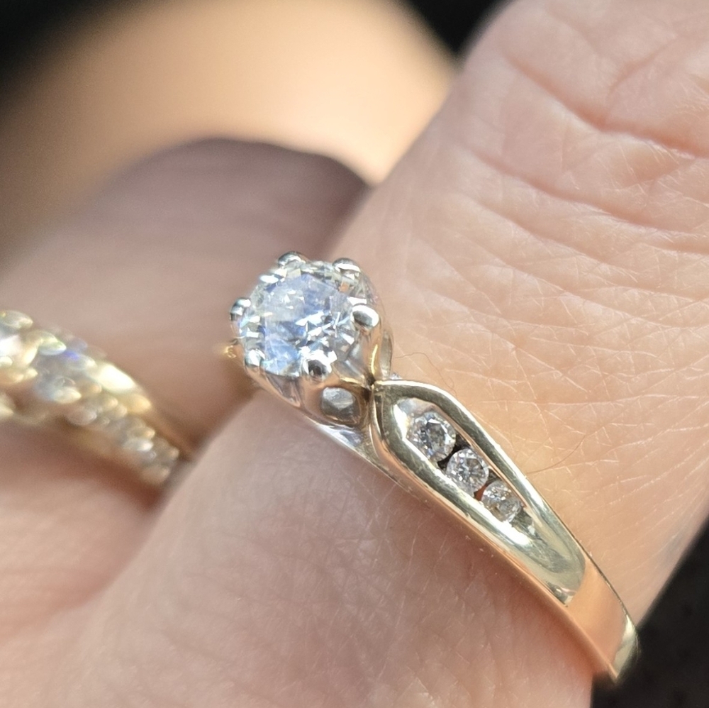 Elegant Gold Diamond Ring